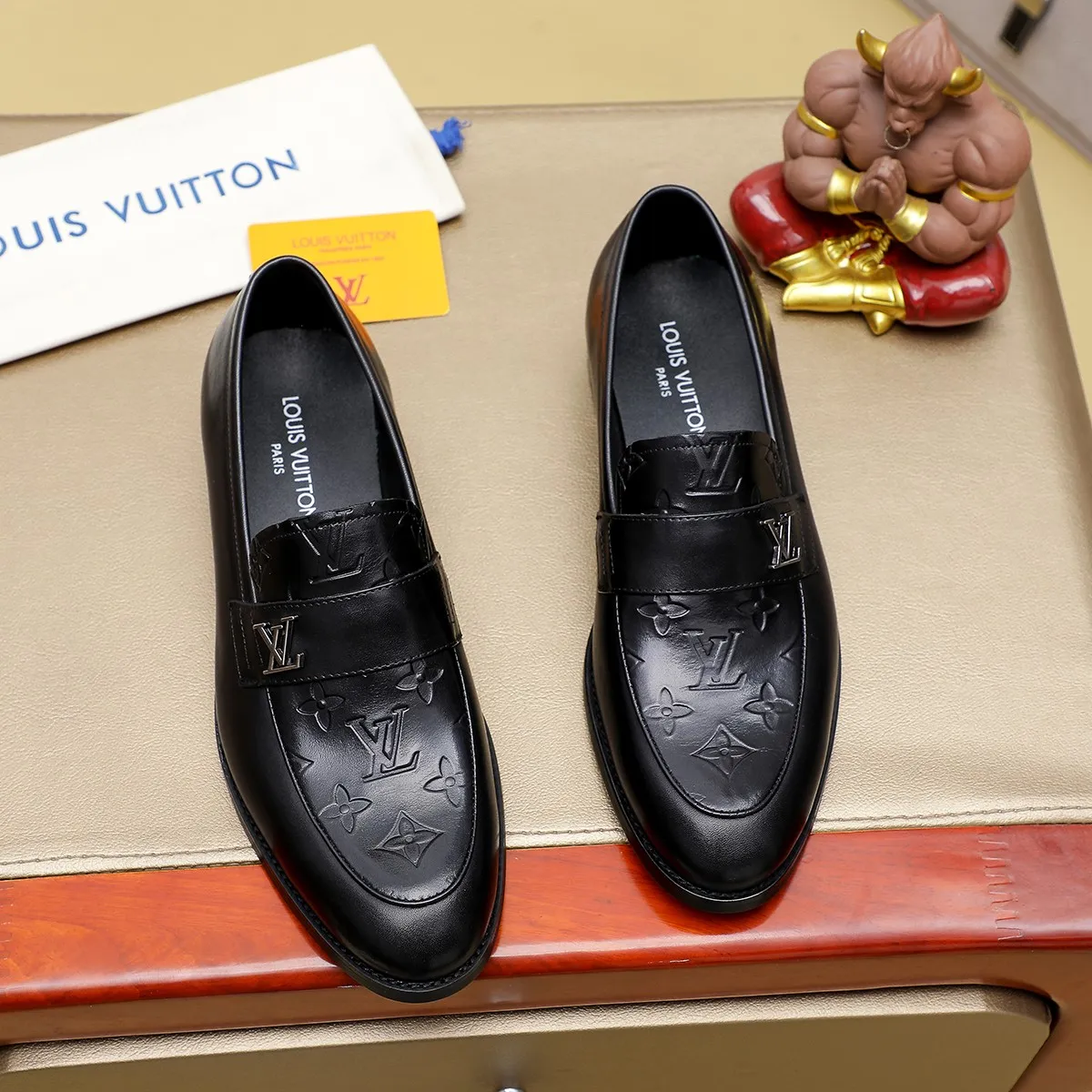 Men's Men's Shoes 💰420 💰[Louis Vuitton] LV high-end business formal leather shoes! ! Luxurious and elegant style, equal emphasis on practicality and style, professional focus on details and quality, counter original 1⃣️: 1⃣️ super accurate reproduction👍🏻! Material: The upper is made of imported original soft 🐂cowhide ➕imported first-layer sheepskin lining. Original anti-slip and wear-resistant outsole! Code number: 39--45, (38.46 custom-made) Large quantities in stock!